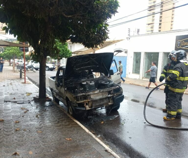 Carro estacionado pega fogo no centro da cidade