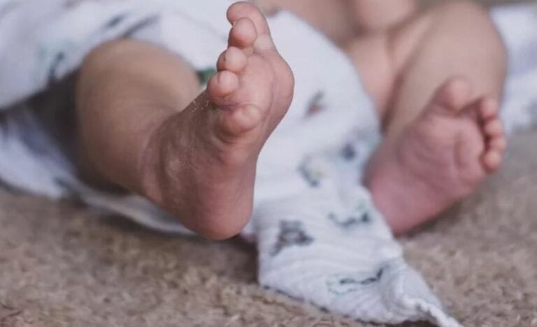 DDM investiga morte de bebê asfixiada sob corpo da mãe