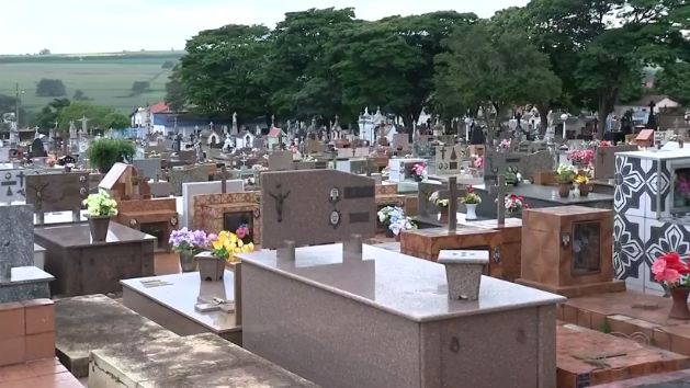 Justiça manda prefeitura indenizar famílias por troca de sepulturas