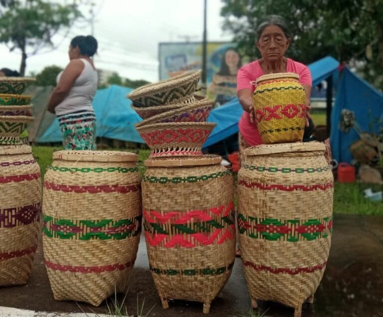 Mulheres kaingangs do Paraná instalam barracas e vendem artesanato na cidade