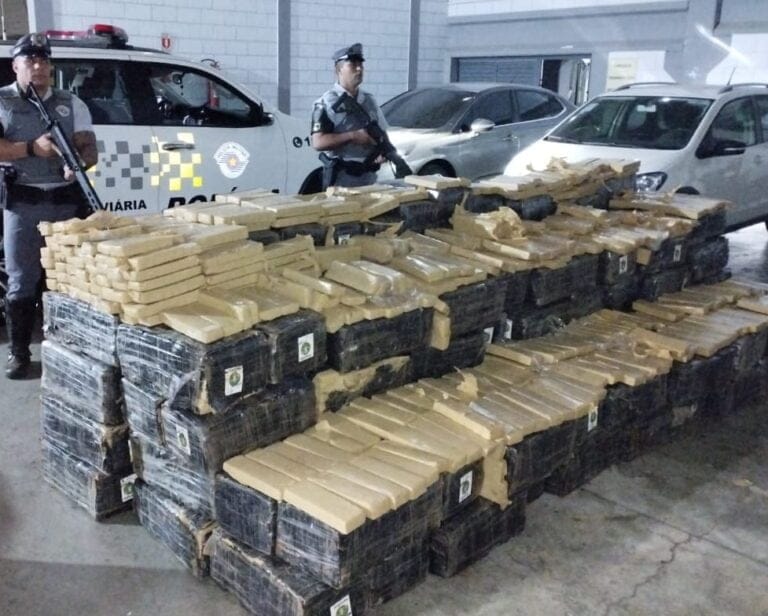 Impressionante: P. Rodoviária apreende 3 toneladas de maconha em carreta