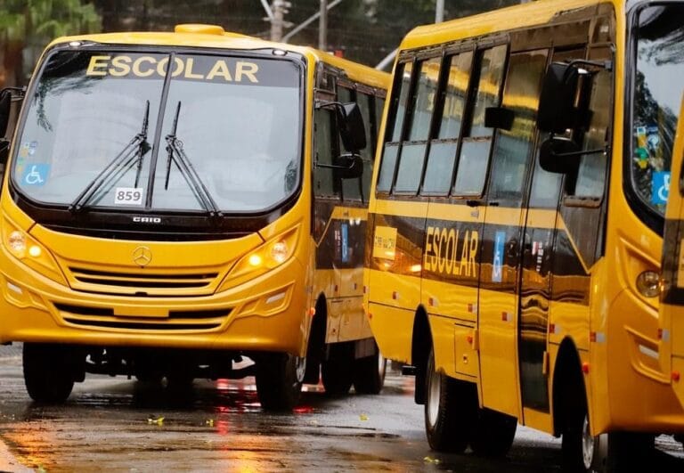 Cidade recebe 4 novos micro-ônibus escolares adaptados