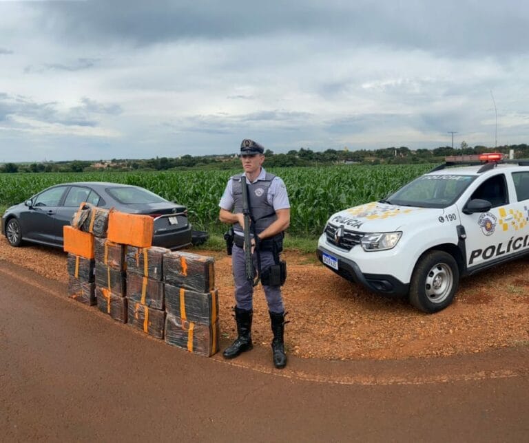 Casal que transportava 440 kg de maconha no carro é preso na região