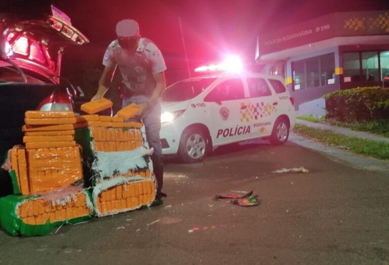 Casal com filho de 2 anos é flagrado com 128 kg de maconha no carro