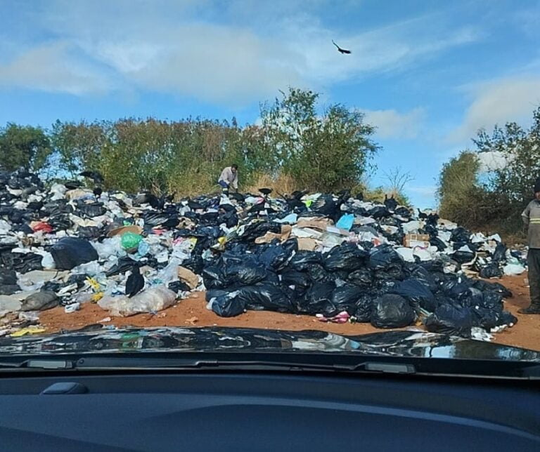 Entupiu: lixo acumula tanto no transbordo que interdita até estrada