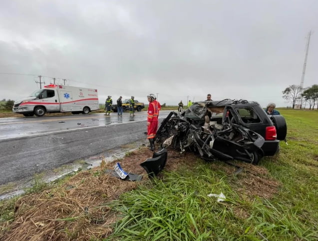 Carro é destruído e motorista morre em colisão frontal na BR-153