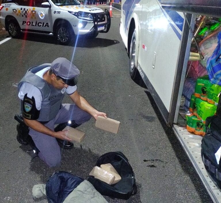 Polícia localiza quase 4,5 kg de pasta de cocaína em ônibus