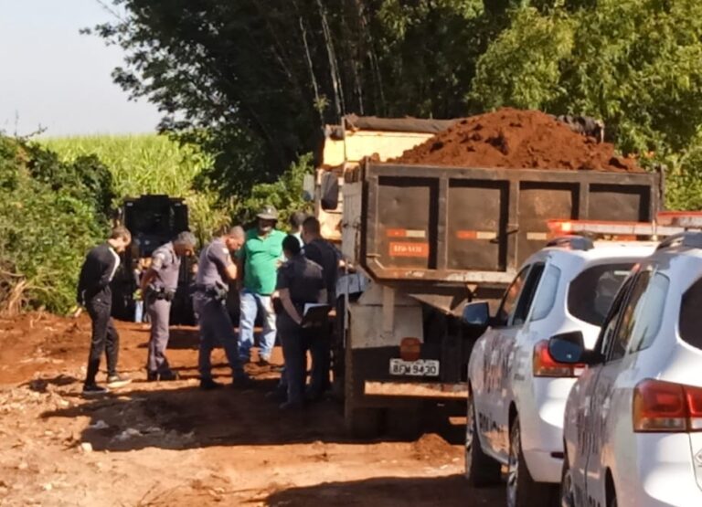 Polícia faz B.O. de tentativa da prefeitura de ‘esconder’ lixo jogado em estrada e sítio