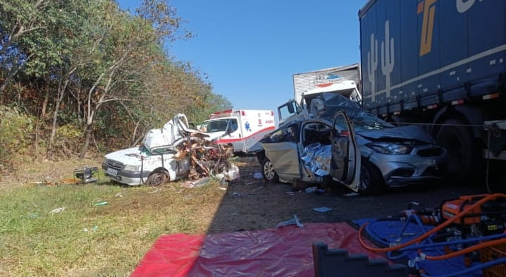 Quatro morrem em acidente envolvendo caminhões e carros na BR-153 em Campos Novos