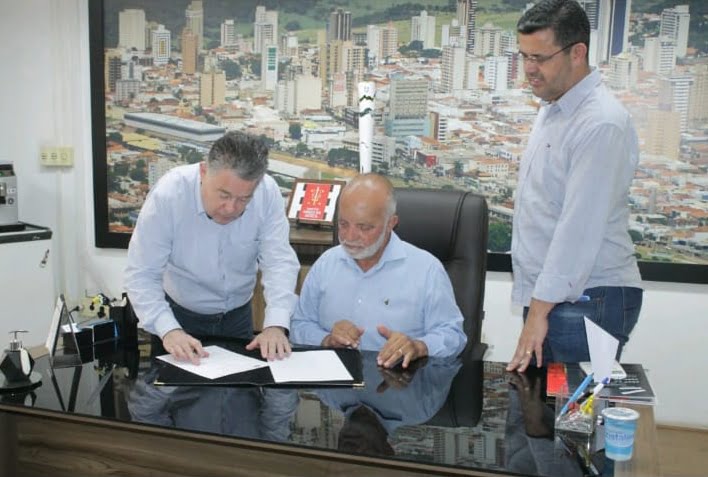 Sancionada, lei vai completar salário para enfermagem de parceiros da prefeitura