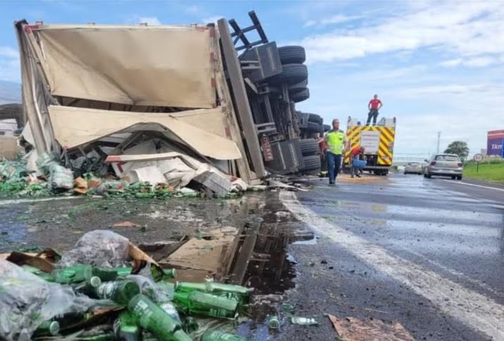 Motorista fica preso nas ferragens após caminhão de cerveja tombar no Contorno