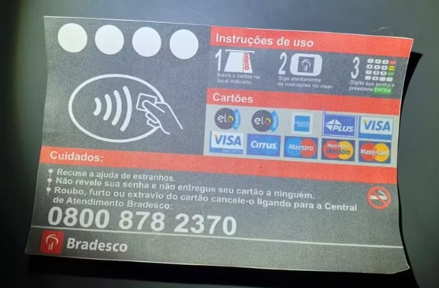 Golpistas são surpreendidos com cartões bancários, adesivos 0800 falsos e ferramentas no carro