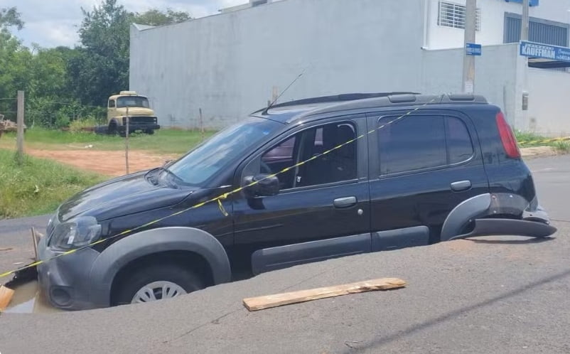 DAEM tapa buraco onde carro afundou inteiro, mas serviço ainda será concluído