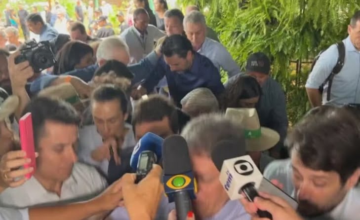 Organizadores de feira se manifestam sobre palanque que caiu com governador