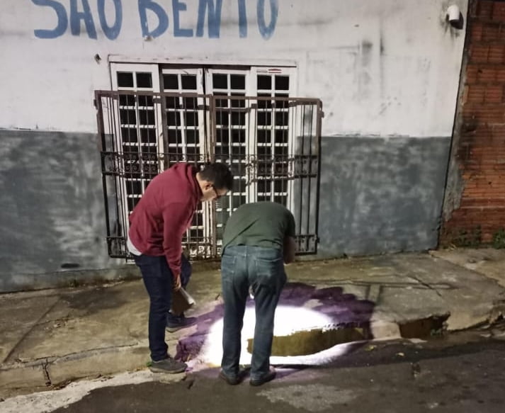 Flagrado jogando cachorro em bueiro, homem é denunciado por maus-tratos