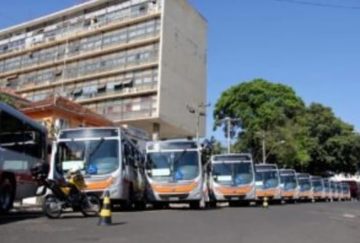 Em ação proposta por Vinicius Camarinha, Justiça suspende reajuste da tarifa dos ônibus