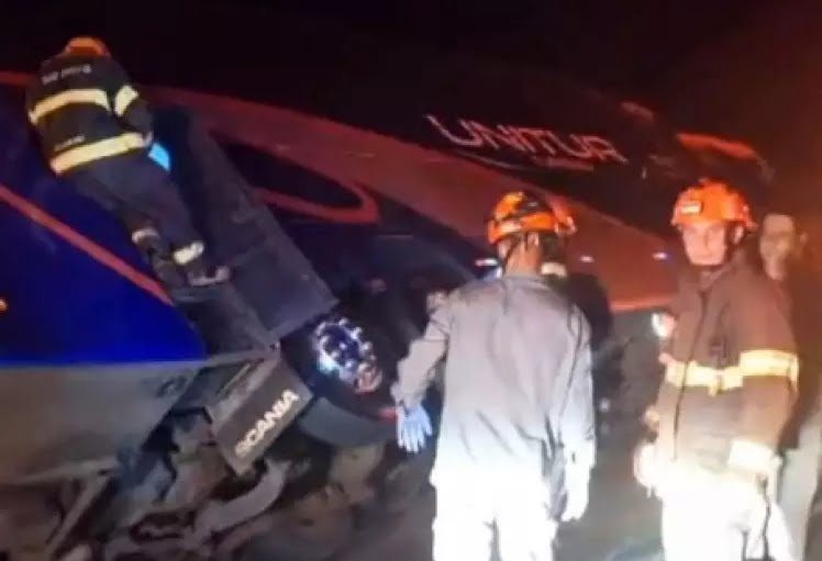 Acidente com romeiros: motorista tem braço amputado e criança é jogada para fora de ônibus