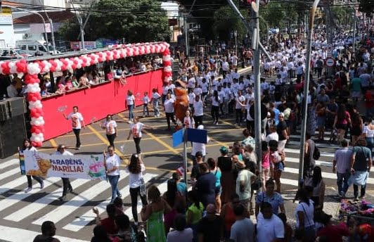Desfile dos 95 anos da cidade leva 15 mil pessoas à avenida