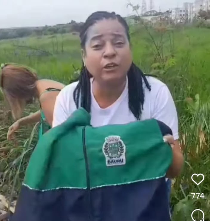 Vereadora flagra bag com uniformes novos jogados no mato: “tentativa de eliminação”