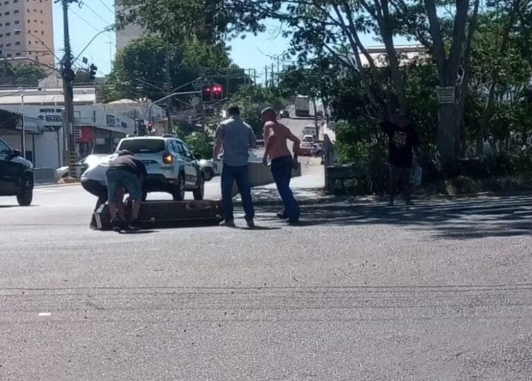 Caixão cai de carro funerário em cruzamento de avenidas