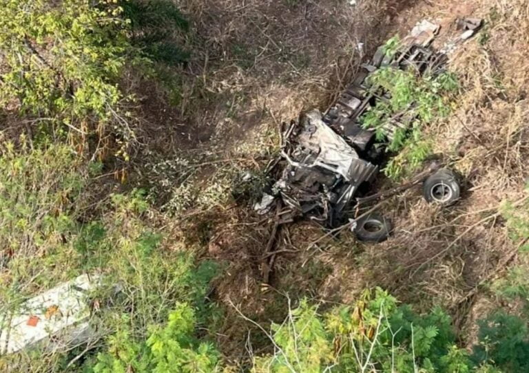 Empresa especializada vai queimar gás de tanque para remover caminhão de ribanceira