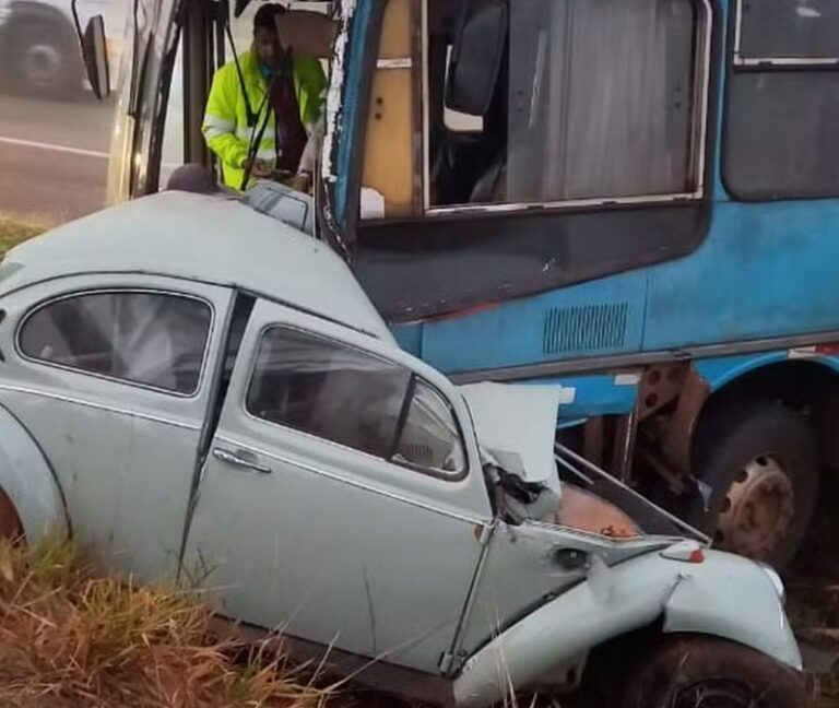 Idoso morre em colisão frontal entre Fusca e ônibus rural