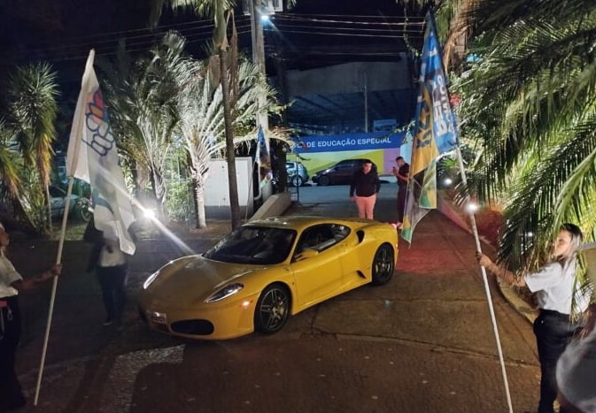 Convenção ostentação: João Pinheiro chega de Ferrari para lançar nome à Prefeitura