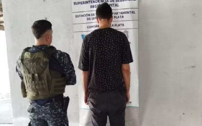 Motoboy mariliense condenado por depredação no 8/1 aguarda extradição para o Brasil