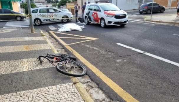 Antes das 7 da manhã, ciclista é atropelado e morto por carreta no centro