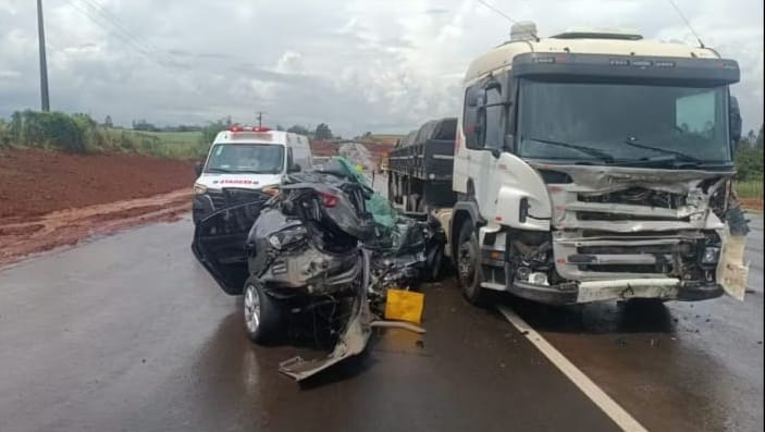 Onix desliza na pista e bate lateral do motorista de frente com carreta; morte no local