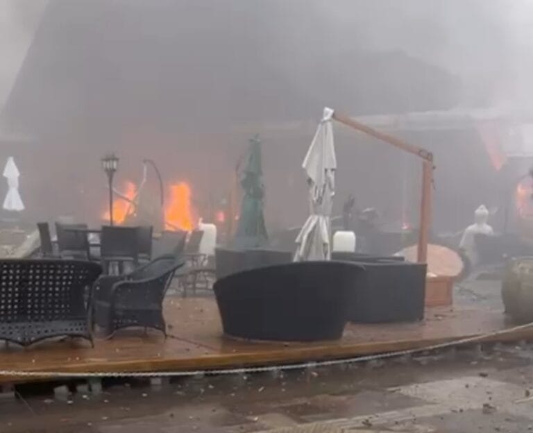 Avião cai sobre lojas e casas no centro de Gramado-RS; Bombeiros no local