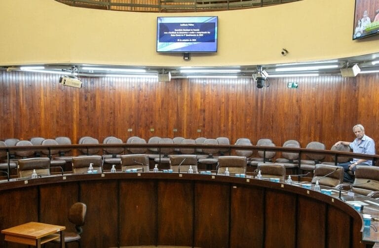 Ausência quase total de vereadores impede realização de sessão extraordinária na Câmara
