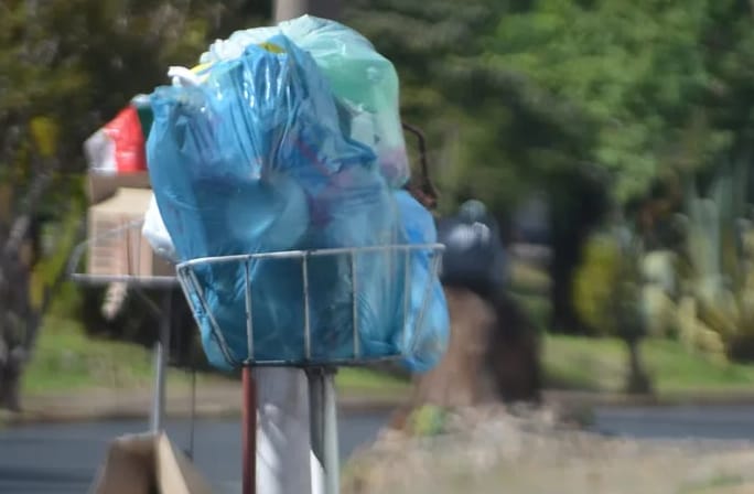 Chuva e horário diferenciado atrasam coleta e deixam lixo nas ruas