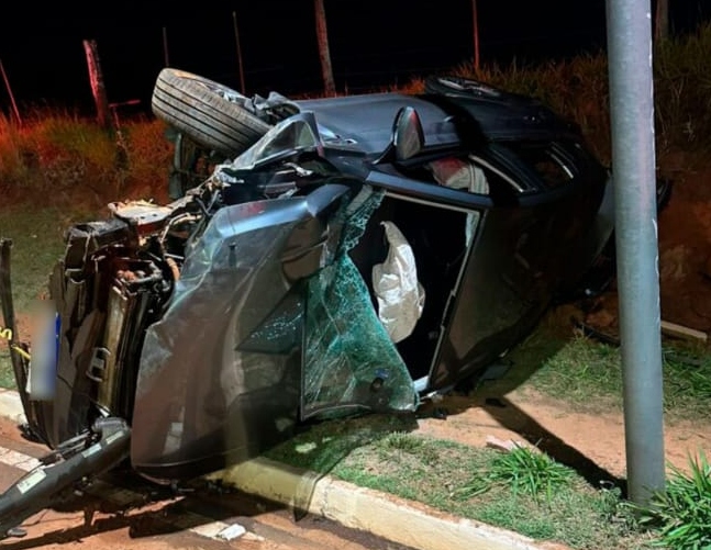 Jovens ficam feridos em acidente grave na madrugada em Marília