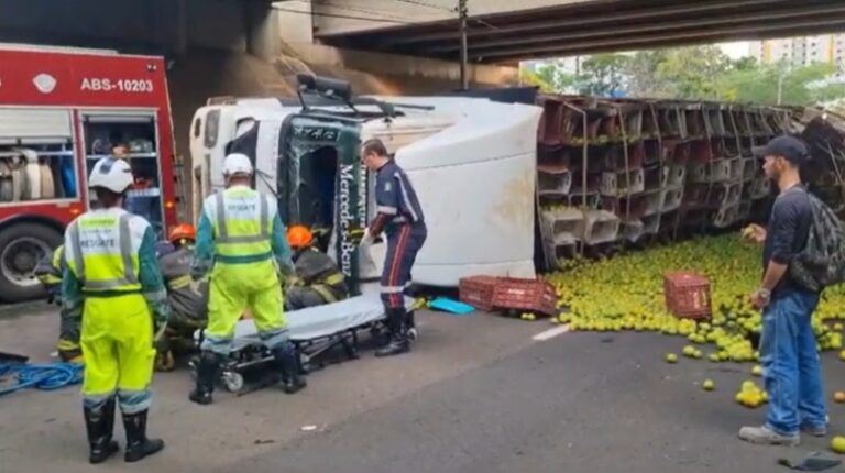Motorista fica preso em caminhão de laranjas que tombou em Bauru