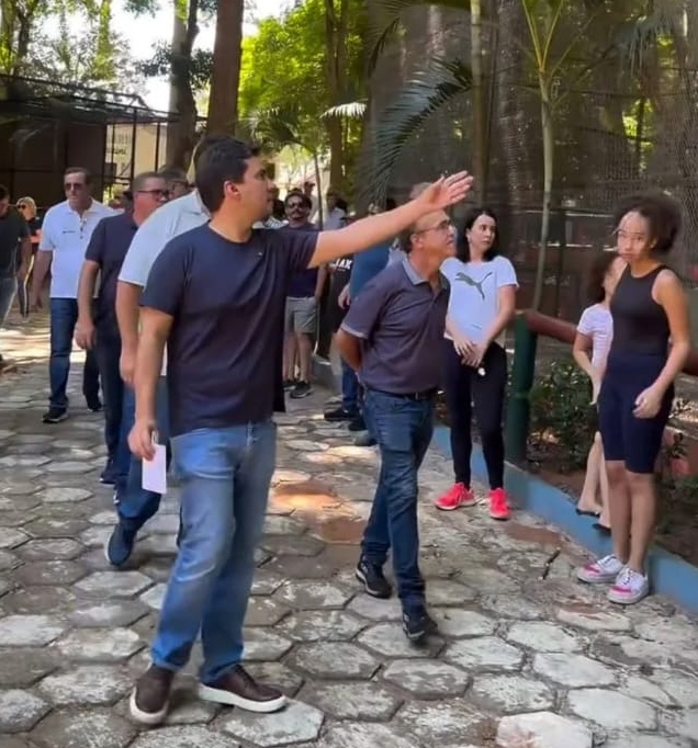“Vamos revitalizar tudo isso”, diz Vinicius ao constatar abandono do Bosque de Marília