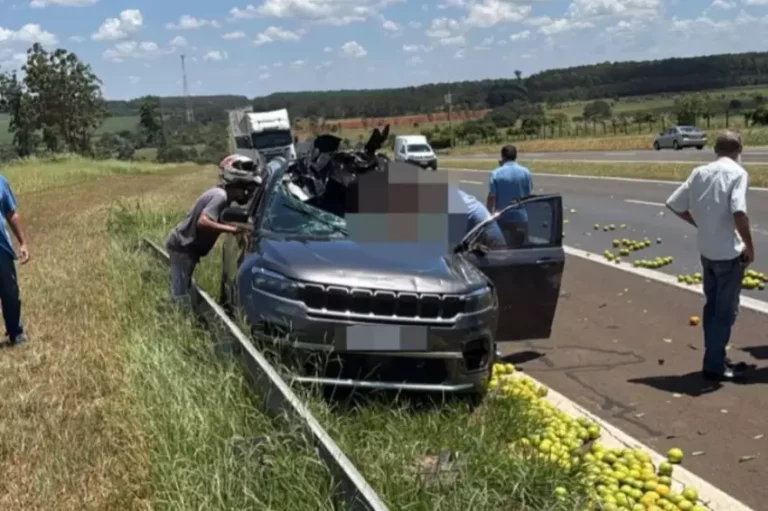 Dois ficam feridos em colisão traseira de carro com caminhão na Bauru-Jaú