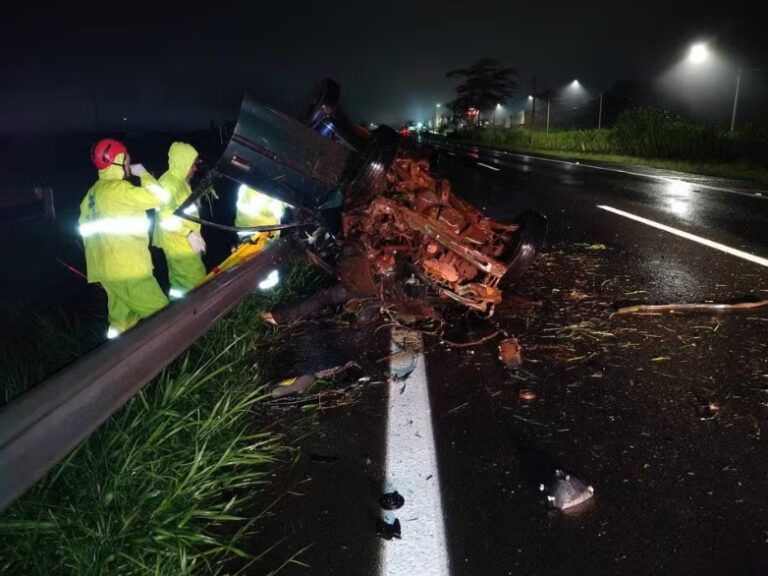 Polícia investiga causas de acidente que deixou 2 feridos graves e carro destruído