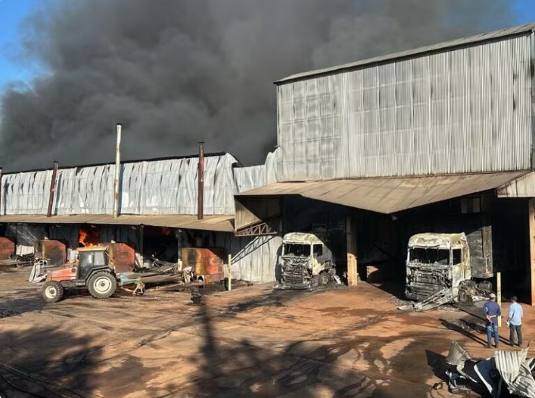 Óleo presente no amendoim dificulta controle de incêndio em armazém de Tupã; fogo dura mais de 20 horas