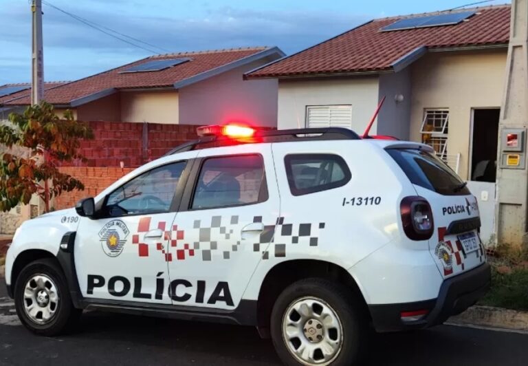 Mulher é presa após pôr fogo no órgão genital do marido ao descobrir suposta traição
