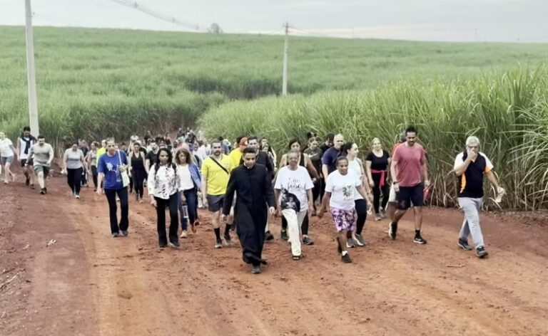 Tradição se repete e fiéis caminham de Jaú ao distrito de Pouso Alegre neste feriado