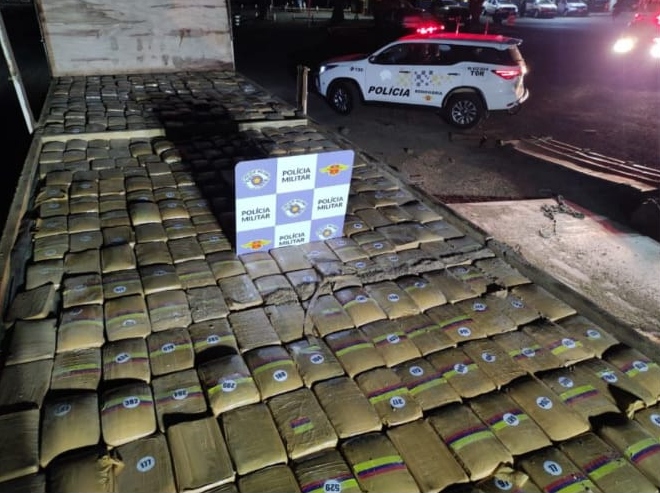 Carregamento de Skank com 865 kg e mulher com bebê de colo levando droga são flagrados na região de Marília