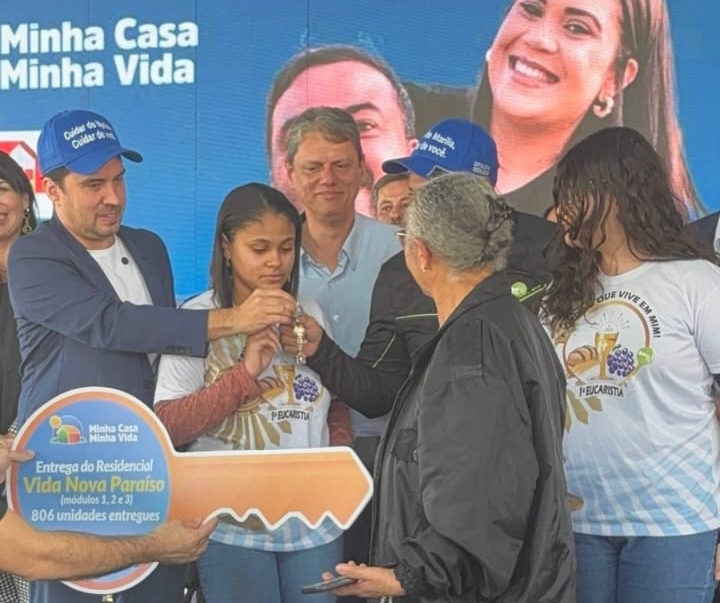 Tarcísio entrega casas em Marília, elogia prefeito Vinicius e recebe mais pedidos por verba