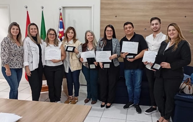 Diretores de EMEFs de Marília recebem Prêmio Excelência Educacional