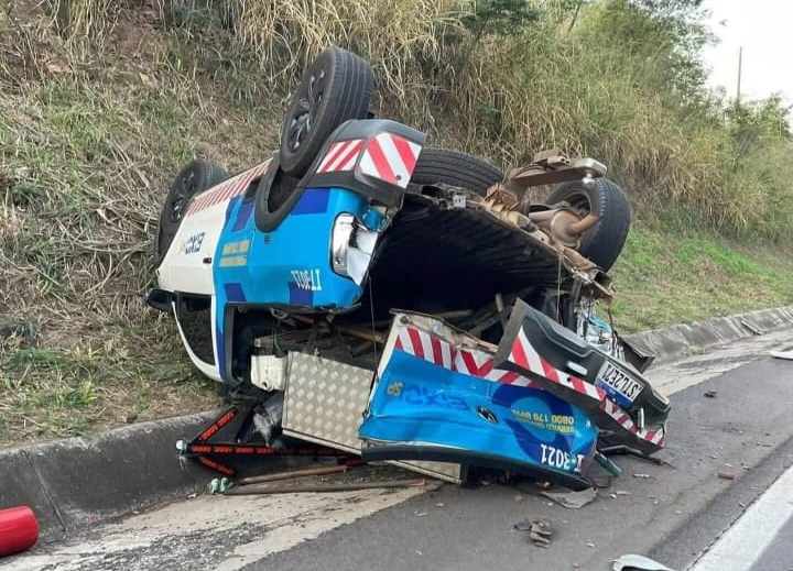 Baita susto: caminhão bate em pick-up da Eixo-SP e carreta de açúcar na região