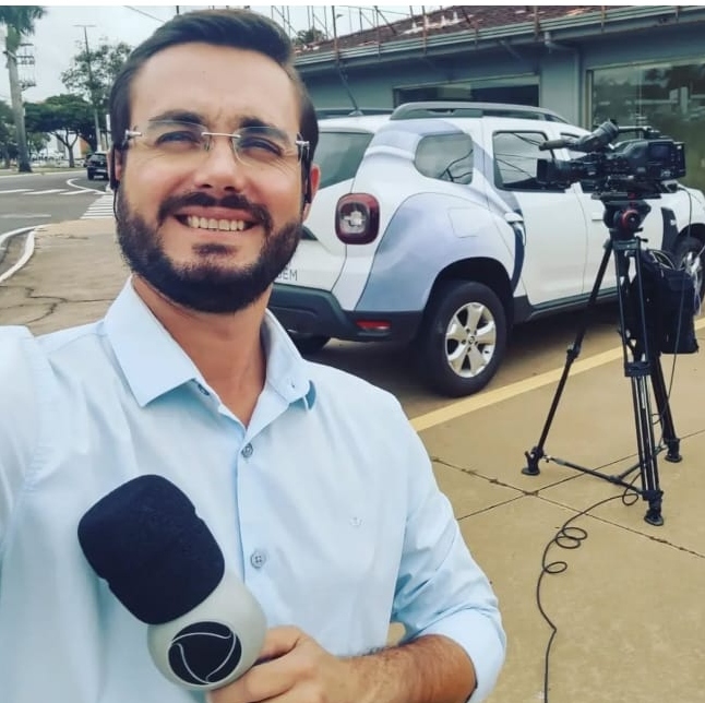 Após meses de internação e de ficar intubado, jornalista volta ao trabalho na TV Record
