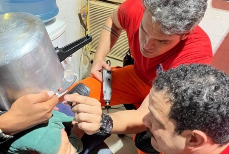 Bombeiros socorrem menino de 2 anos com panela de pressão presa à cabeça
